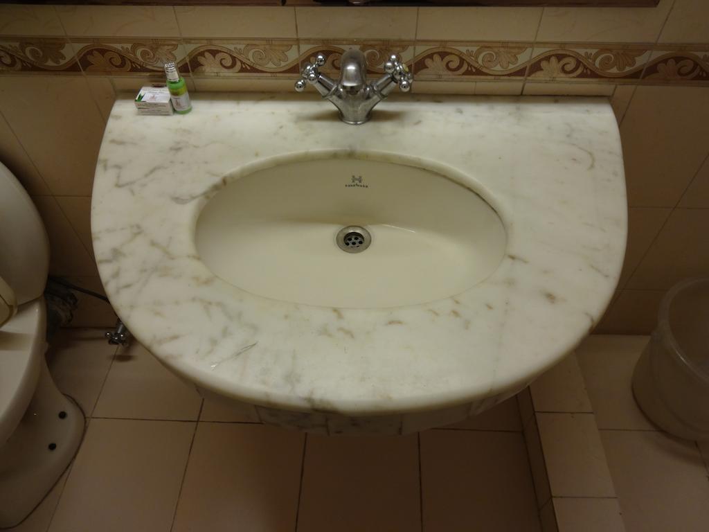 Alka Premiere Hotel New Delhi Room photo