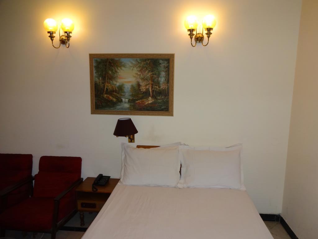 Alka Premiere Hotel New Delhi Room photo